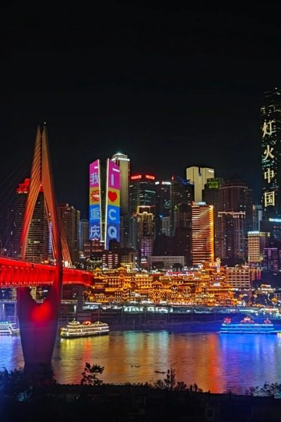 Qiansimen Bridge is located right next to the popular attraction, Hongya Cave, in Chongqing.