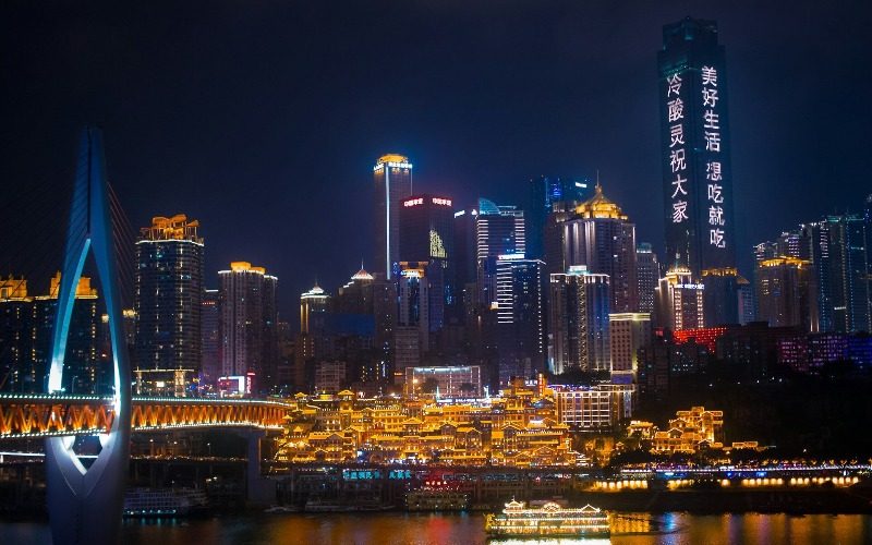 At night, Hongya Cave and Qiansimen Bridge in Chongqing light up.