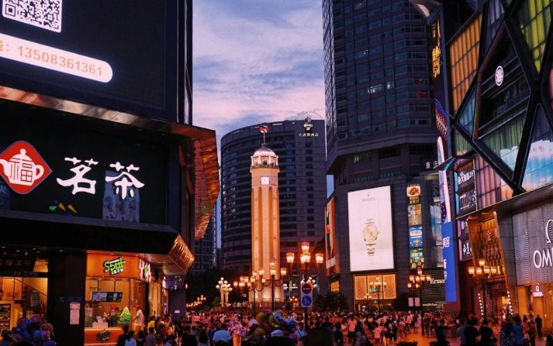 At night, Jiefangbei in Chongqing lights up, and there are many tourists.