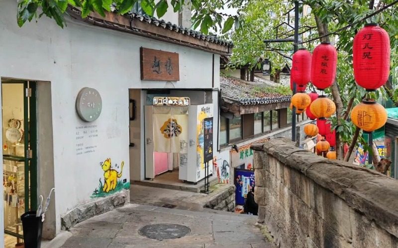 The street view of the Mountain City Trail in Chongqing.