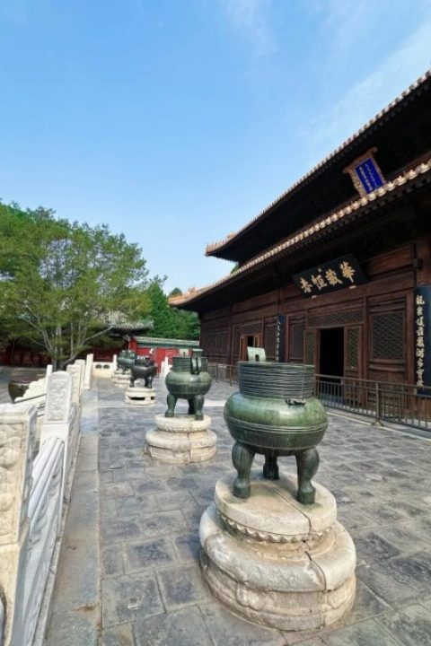 There are many bronze tripods at the entrance of the Western Paradise in Beihai Park.