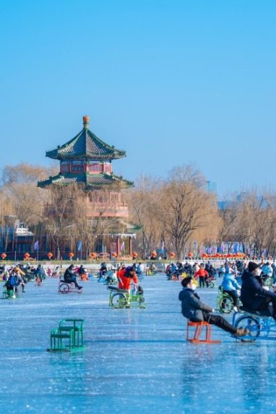 In winter, many tourists skate on the frozen lake surfaces in Beijing.