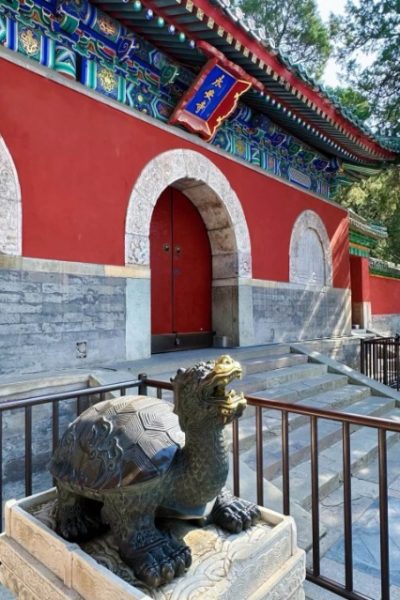 The bronze turtle statue at the entrance of Yong'an Temple.