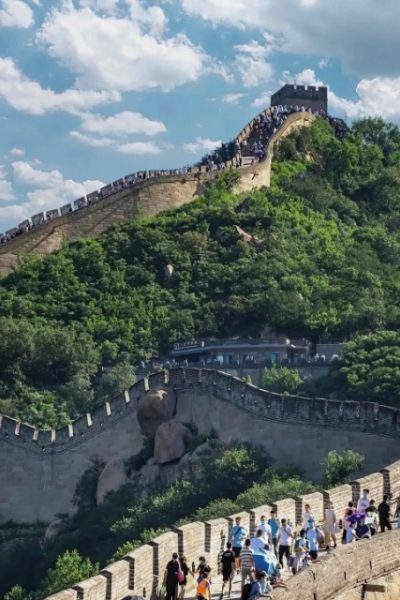 A large group of tourists is climbing the Badaling Great Wall.