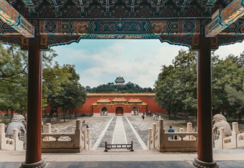 The temple courtyard in Jingshan Park is very clean, beautifully complemented by the surrounding trees and red walls.