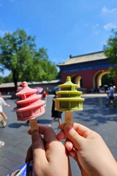 Tourists are raising their ice cream shaped like the Hall of Prayer for Good Harvests.