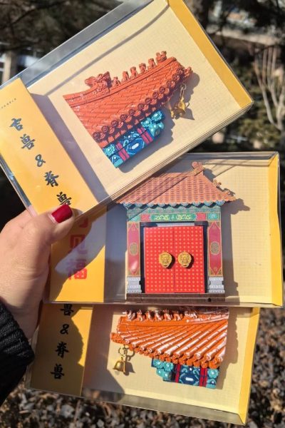 Cute refrigerator magnets shaped like the corner eaves and gates of the Forbidden City.