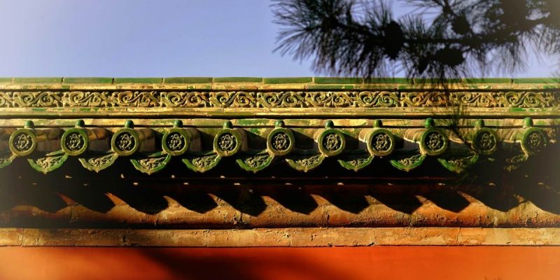 The sunlight shines on the green eaves of Jingshan Park.